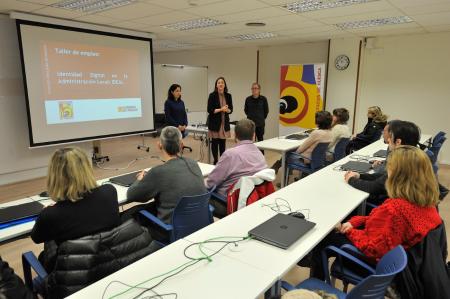 Imagen: María Rodrigo con los alumnos del taller de empleo