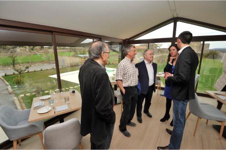 Imagen de la inauguración del Hotel Tierra Buxo en Arcusa