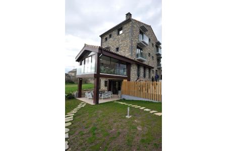 Imagen de la inauguración del Hotel Tierra Buxo en Arcusa