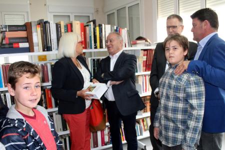 Imagen: La madre de Carme Chacón con uno de los libros junto a responsables institucionales y escolares