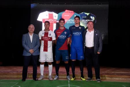 Imagen: Los presidentes de la Diputación y la SD Huesca juntos a los jugadores que lucen la nueva equipación. J.B.