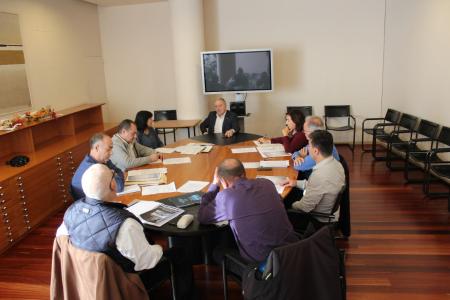 Imagen: Los miembros del grupo reunidos en la sala de comisiones