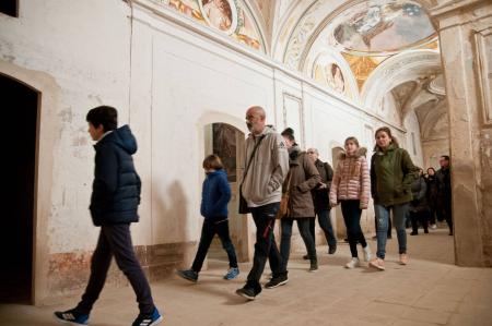 Imagen: Visitantes en la zona de los claustrillos de la Cartuja. M. ABARDÍA