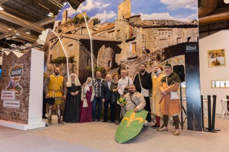 Imagen: Miguel Gracia con el grupo de Montañana en Madrid. T. SÁNCHEZ