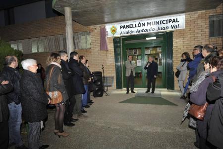 Imagen: Emotivo acto de homenaje a Antonio Juan Val en su pueblo. P. OTÍN