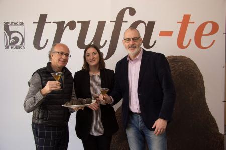 Imagen: María Rodrigo y Álvaro Burrell con Javier de las Muelas en el taller de trufa. A. NAYA