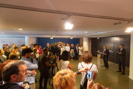Imagen: Mucha expectación al inaugurar la exposición centrada en Bayeu. J. BROTO