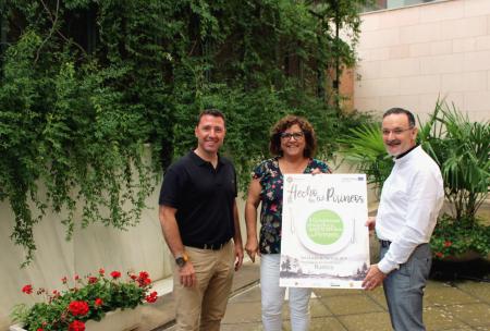 Imagen: Elisa Sancho, junto a Salas y Blasco, con la imagen del congreso