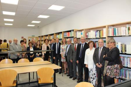 Imagen: Foto de familia en la biblioteca de la Uned en Sabiñánigo