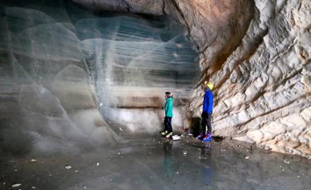 Imagen: Investigación de campo en cuevas heladas del Pirineo