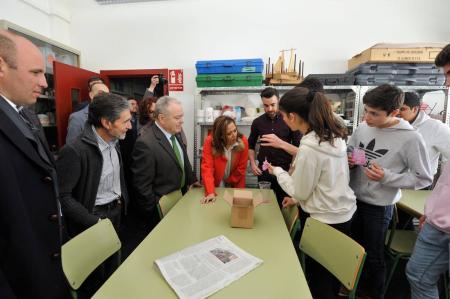 Imagen: Algunos de los alumnos de Bachillerato muestran lo que aprenden. P. OTÍN