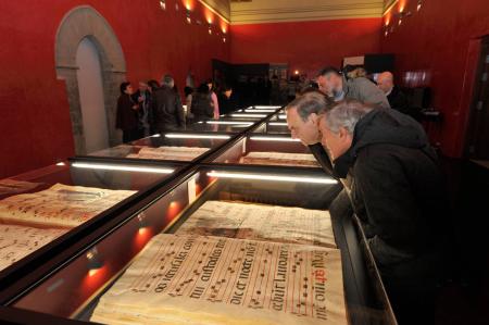 Imagen: Público en la exposición se acerca para admirar los códices miniados. P. OTÍN