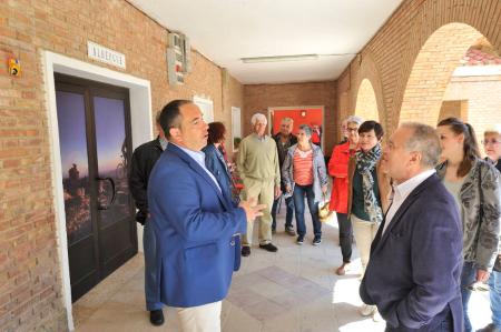 Imagen: Gracia y Monesma charlan a las puertas del albergue. Foto: Pablo Otín