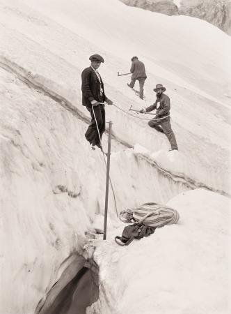 Lucien Briet. [Cirque de Gavarnie] Ascension à l’Astazou. Traversée d’une crevasse. 6 de agosto de 1891