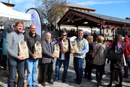 Imagen: Todos los implicados en la feria con vecinos y público de fondo