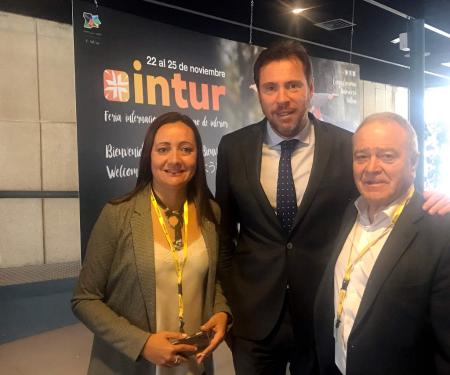 Imagen: Miguel Gracia con el alcalde de Valladolid y la vicepresidenta de Badajoz en Intur