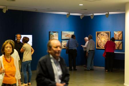 Imagen: Público en la sala de exposiciones con las obras de Bayeu de fondo. J. BROTO