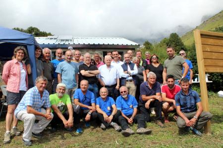 Imagen: Todos los participantes en la jornada para inaugurar el refugio de Soaso