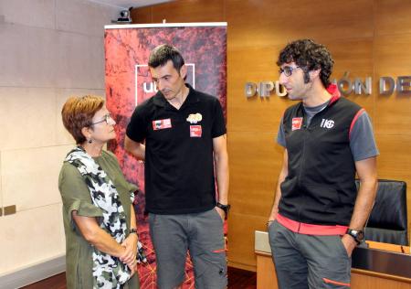 Imagen: Maribel de Pablo charla con los organizadores antes de presentar la prueba