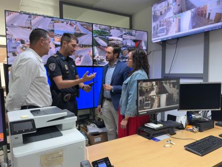 Imagen: Isaac Claver junto a la alcaldesa de Binéfar, Patricia Rivera, Sergio Serra, y el jefe de la policía local, Ignacio Pardos.