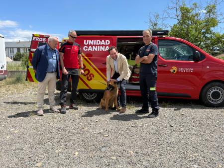 Un vehículo adaptado mejora el trabajo de los perros de rescate de los Bomberos de la Diputación