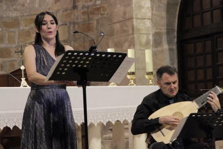 Voz y laúd, un precioso traje a la medida para una moderna poética