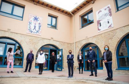 Fotografía de grupo en el exterior de la biblioteca municipal de Sariñena- Fotografía Álvaro Calvo