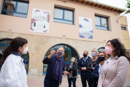 Imagen: Fotografía de grupo mostrando las ilustraciones instaladas en el exterior de la biblioteca de Sariñena