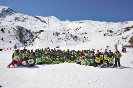 Imagen: Escolares del colegio Santa Ana de Huesca en el cierre de la campaña. P. OTÍN