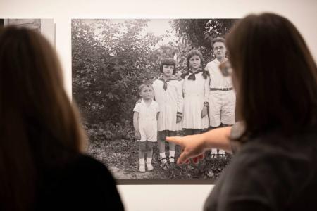 Imagen: Público frente a una de las fotografías de la exposición. J. BROTO