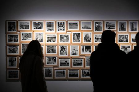 Imagen: Público ante el mural fotográfico de la exposición. J. BROTO