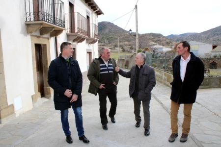 Imagen: Gracia con los ediles durante la visita al municipio jacetano