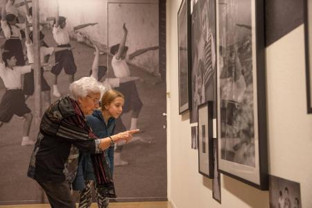 Imagen: Divina Campo muestra a su nieta algunas de las fotografías. M. CARPI