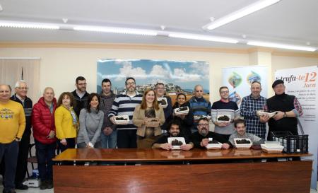 Imagen: Foto de familia tras la entrega de la trufa en Berdún