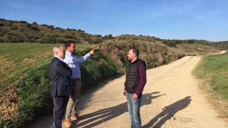 Imagen: Gracia con alcaldes de Castillonroy y Baldellou en la zona por donde pasará la variante