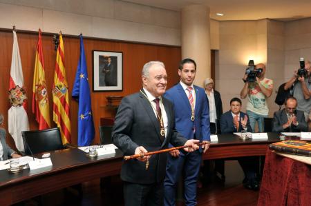 Imagen: Miguel Gracia, tras ser investido Presidente de la Diputación de Huesca
