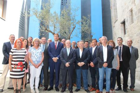 Imagen: El Presidente de la Diputación de Huesca asiste a la constitución de las...