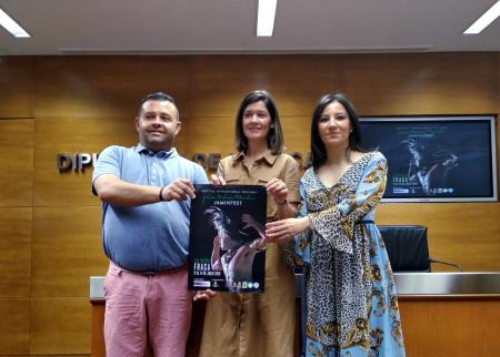 Imagen: Susana Blanes, entre Sorolla y Cabrera, con el cartel de esta edición