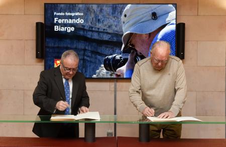 Firma de la donación del fondo de Fernando Biarge. F.J.BLASCO