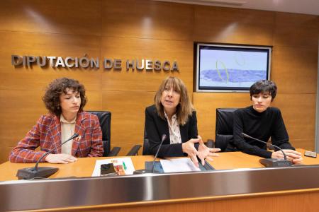 Imagen: Berta Fernández con las dos creadoras, la oscense María José Hasta (a la izquierda) y la zaragozana Gema Rupérez (a la derecha)