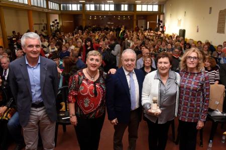 Imagen: Montse Miralles junto a Miguel Gracia y otros representantes en Sena