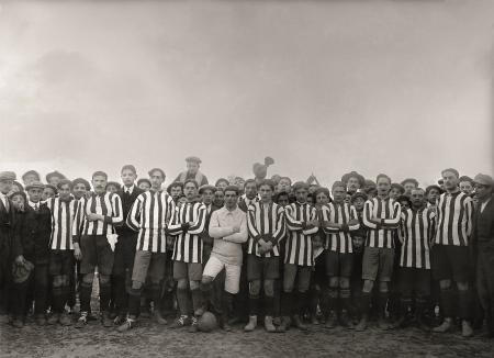 Equipo del Sport Club de Huesca. Campo de fútbol de la Estación, Huesca. Agosto de 1911