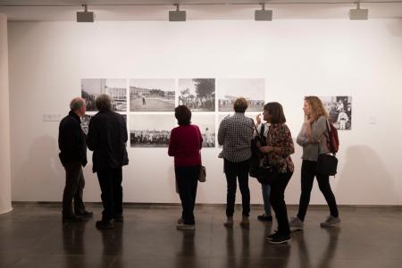 Público en la sala de exposiciones de la Diputación de Huesca. J.B.