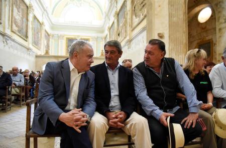 Imagen: Gracia, con el alcalde de Lanaja y el presidente de la SD Huesca. J. BLASCO