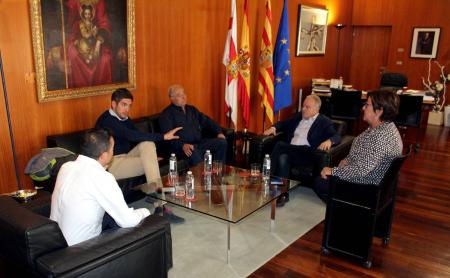 Imagen: Encuentro entre los máximos responsables de la Diputación y el club de Sariñena