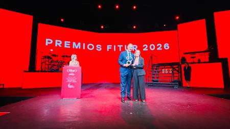Sergio Serra recibe el premio de la mano de Ana Muñoz.