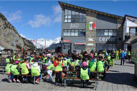Ultima jornada de la Campaña de Esquí Escolar. Escolares del colegio de Santa Ana en la estación de Aramón Cerler. F. P. OTÍN
