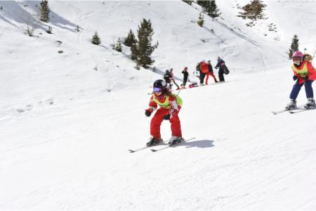 Ultima jornada de la Campaña de Esquí Escolar. Escolares del colegio de Santa Ana en la estación de Aramón Cerler. F. P. OTÍN