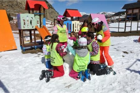 Ultima jornada de la Campaña de Esquí Escolar. Escolares del colegio de Santa Ana en la estación de Aramón Cerler. F. P. OTÍN