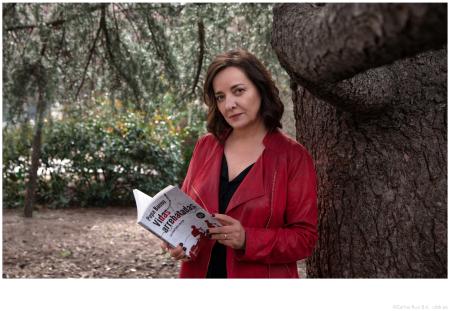 Imagen: La periodista Pepa Bueno con el libro 'Vidas arrebatadas: los huérfanos de ETA' (Firma: Carlos Ruiz)